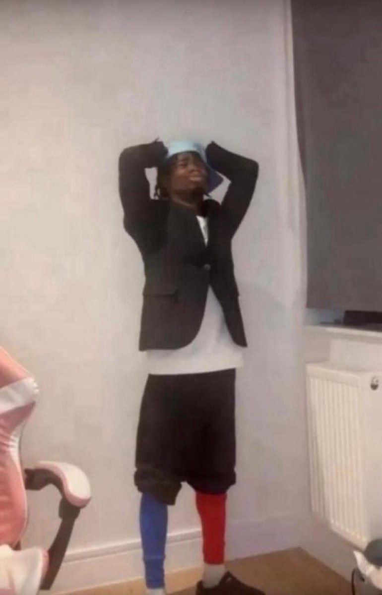 You guys  that proceed to watch film because you want to eat pls how do you guys do it because I don chop finish film never reach 10minutes I just focus on the food .