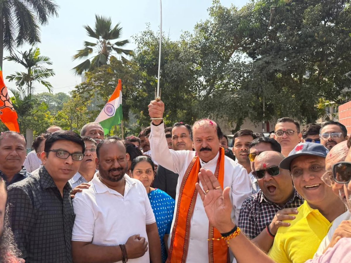 jayesh4bjp's tweet photo. ગુજરાત વિધાનસભાના  ઉપાધ્યક્ષ તરીકે  નિમણૂક થયા બાદ પ્રથમવ��ર સુરત આવવાનું થયું.સુરત સર્કિટ હાઉસ ખાતે લોકો અને કાર્યકરોએ ખૂબ જ મોટી સંખ્યામાં ઉપસ્થિત રહી અઢળક સ્નેહ અને શુભેચ્છા પાઠવી.આ સમય હૃદયસ્પર્શી અને અવિસ્મરણીય બની રહ્યો.
@purneshmodi 
@BJP4Gujarat 
@AmitShah https://t.co/0N7lD6bCpv
