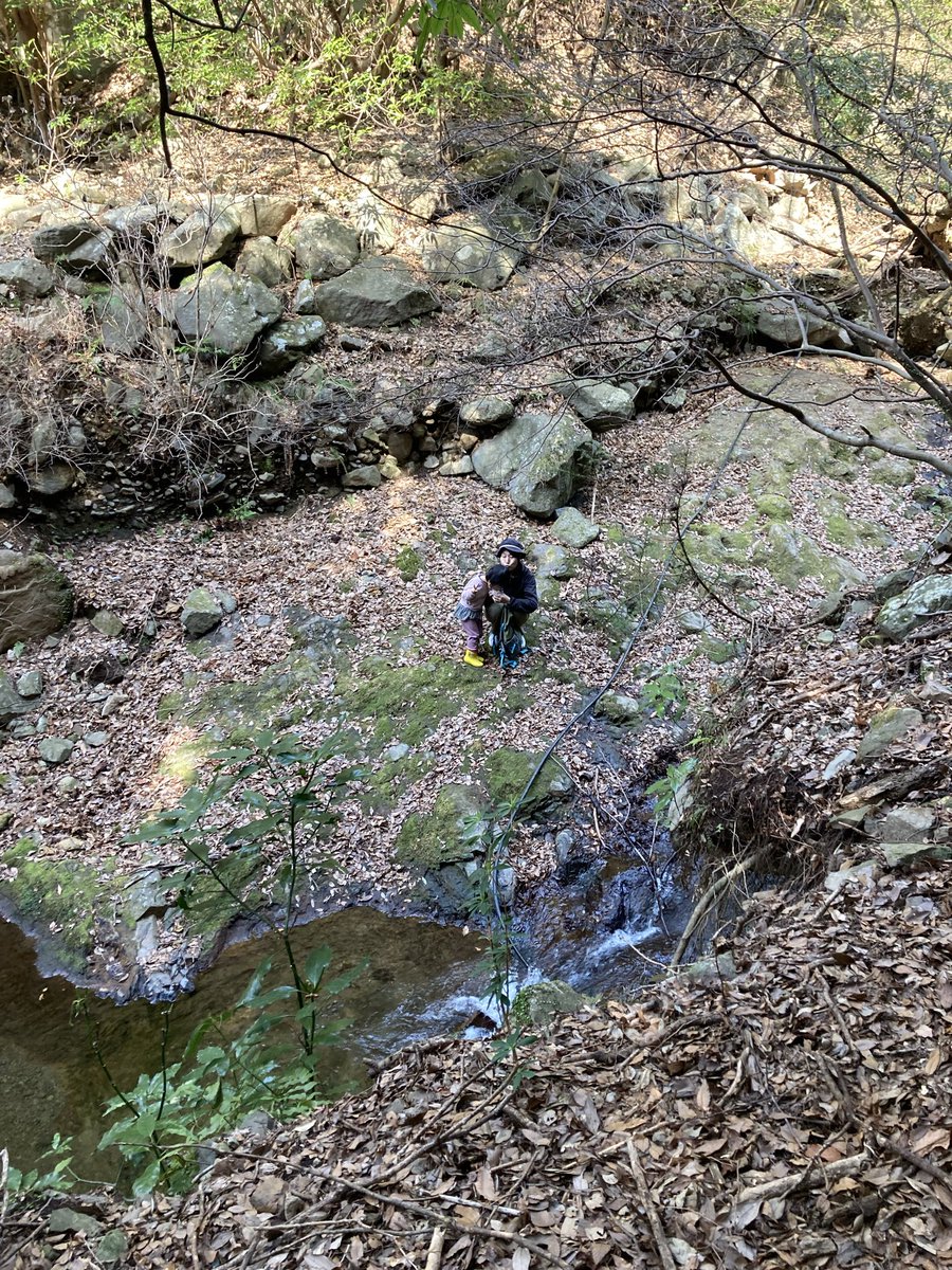 issei1981's tweet photo. 家族で沢登り。
そしてここでもゴミの山。
準備が無かったので、少しだけ拾う。
イランの指導者が殺害されたが、ポイ捨てする人間も誅殺されて欲しいと願ってしまう。
#ゴミ拾い https://t.co/cXi5TVecyv