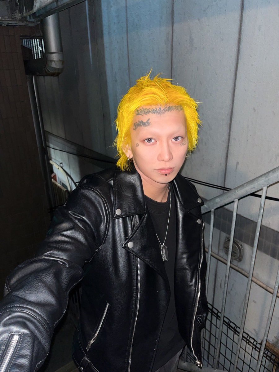 久しぶりに髪の毛染めた💛
初の黄色にしてみたんだけどどうでしょう？🟡