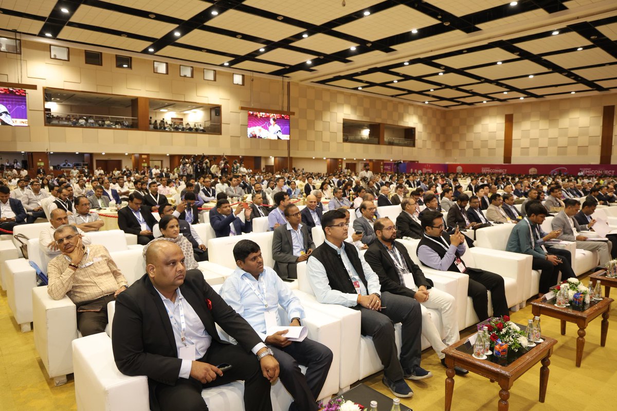 CMOGuj's tweet photo. મુખ્યમંત્રીશ્રીએ 'ગુજરાત સેમિક્નેક્ટ કોન્ફરન્સ-2026'ને ભારતની ટેક્નિકલ ક્રાંતિનો શંખનાદ ગણાવતાં જણાવ્યું હતું કે, માનનીય વડાપ્રધાન શ્રી નરેન્દ્રભાઈ મોદી સેમિકન્ડક્ટર સેક્ટરમાં ભારતને ગ્લોબલ લીડર બનાવવા માટે પ્રતિબદ્ધ છે. તેમના દૂરંદેશી નેતૃત્વમાં ભારત 21મી સદીના સેમિકન્ડક્ટર, AI, મશીન લર્નિંગ જેવા સેક્ટરમાં વૈશ્વિક ભૂમિકાને મજબૂત બનાવી રહ્યું છે તથા પોલિસીથી પ્રોડક્શનની દિશામાં તેજ ગતિએ આગળ વધી રહ્યું છે.

મુખ્યમંત્રીશ્રીએ જણાવ્યું હતું કે, સેમિકન્ડક્ટર હબ તરીકે પોતાની આગવી ઓળખ ઉભી કરી રહેલ ગુજરાત મોર્ડન ઈન્ફ્રાસ્ટ્ર્ક્ચર્સ અને બિઝનેસ ફ્રેન્ડલી પોલિસીને પરિણામે વિદેશી રોકાણકારોને ગુજરાતમાં રોકાણ કરવા આકર્ષી રહ્યું છે તેમજ 'આત્મનિર્ભર ભારત'ના નિર્માણ માટે પીઠબળ પૂરું પાડી રહ્યું છે. સેમિક્નેક્ટ કોન્ફરન્સ-2026 વૈશ્વિક સ્તરે ગુજરાતની ટેક્નોલોજી અને ઈનોવેશન ક્ષમતાને ઉજાગર કરશે તથા વિકસિત ભારત 2047ની સંકલ્પ યાત્રાને વધુ ગતિમાન બનાવશે તેવો મુખ્યમંત્રીશ્રીએ વિશ્વાસ વ્યક્ત કર્યો હતો.