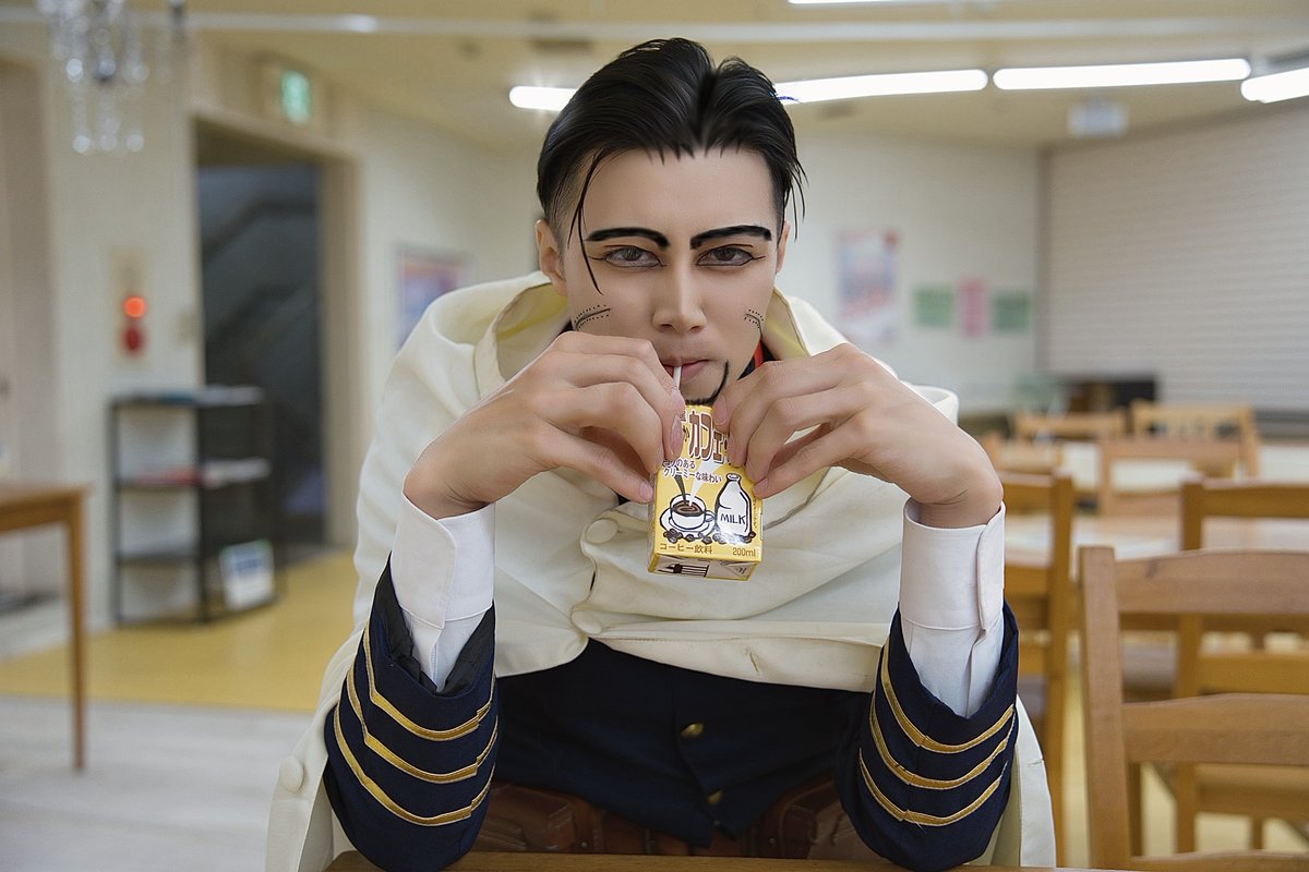 ヒンナ

休憩中のオフショットだけど昼抜き撮影と疲れで差し入れに貰った水分を笑顔なしで真顔で補給