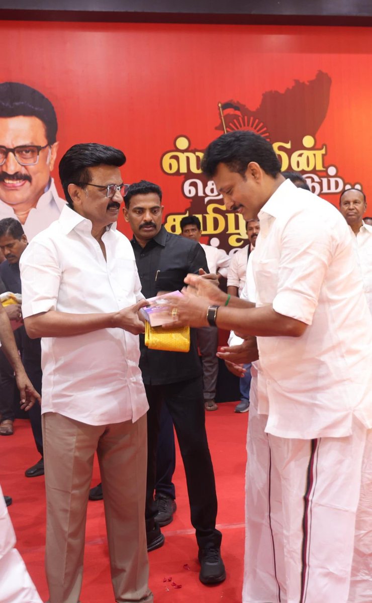 Anbil_Mahesh's tweet photo. தாடி கிழவன் ப்ளட்டு
அறிஞர் அண்ணா ப்ளட்டு
தலைவர் கலைஞர் ப்ளட்டு 🖤❤️

தலைவர் ❤️❤️🙏🏽🙏🏽

#HBDCMMKStalin
#ஸ்டாலின்_தொடரட்டும் #தமிழ்நாடு_வெல்லட்டும் https://t.co/I7a2DGL4n2