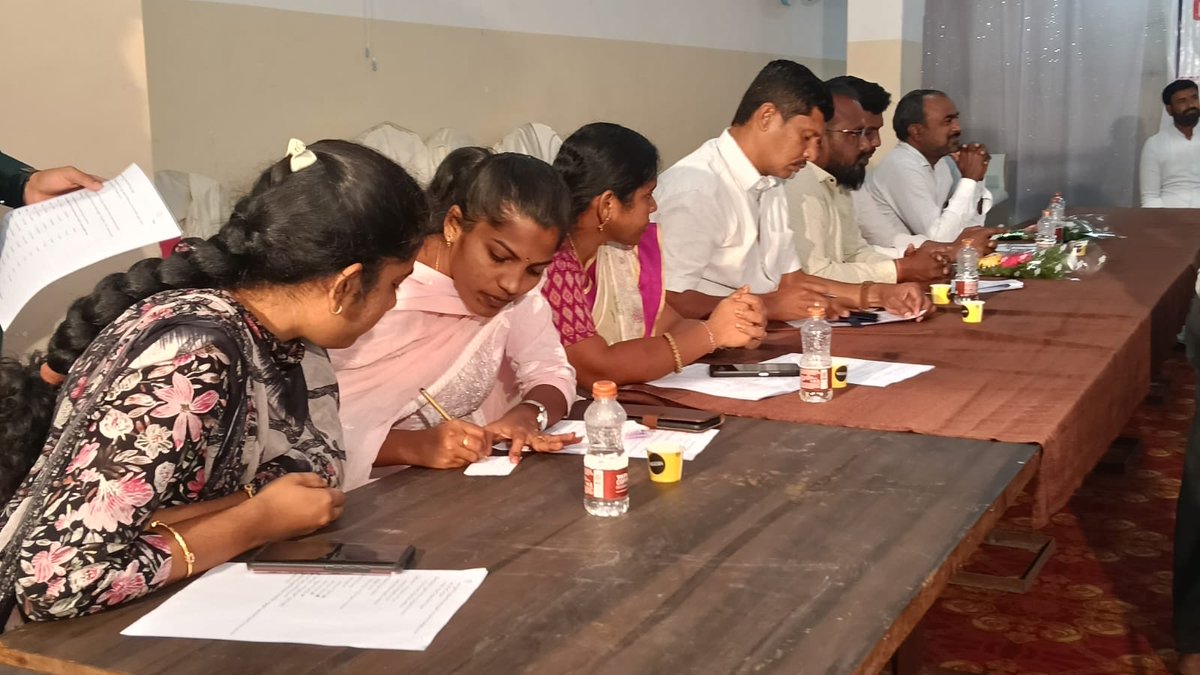 UshaDasari3's tweet photo. రాబోయే రోజుల్లో ప్రవేశపెట్టనున్న తెలంగాణ బడ్జెట్‌లో విద్యా రంగానికి కనీసం 20% నిధులు కేటాయించాలని, అలాగే ప్రభుత్వ విద్యా సంస్థలకు వెంటనే చెల్లించాల్సిన ₹700 కోట్ల బకాయిలను విడుదల చేయాలని డిమాండ్ చేస్తూ, పెద్దపల్లి జిల్లాలో స్కూల్ కరస్పాండెంట్లు, జూనియర్ కళాశాలలు, డిగ్రీ, బీటెక్ మరియు ఇతర విద్యాసంస్థల యాజమాన్యంతో రౌండ్ టేబుల్ సమావేశం నిర్వహించబడింది