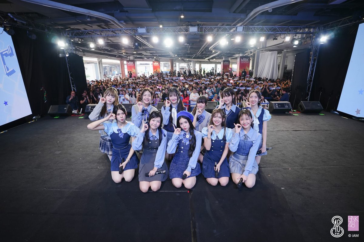 นี่แหละๆๆๆ คอนแกรดที่อยากเห็น รุ่น 4-5-6 เต้นจิวารุเดย์ แล้วท่อน Love you, I say good bye my dearest เป็นรุ่นสามเดินออกมาเต้นด้วย แล้วระหว่างทางตอนเดินลงมาหาคือน้อง ๆ ทุกรุ่นยืนส่งอะ ㅜㅜ

#BNK483rdGenConcert