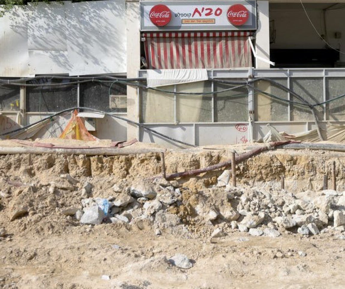 BarkolAmir's tweet photo. מטורף: ככה נראה אבן גבירול הבוקר. הוא נראה ככה גם בשבוע שעבר, אבל עדיין. https://t.co/8ac8eSxGj4