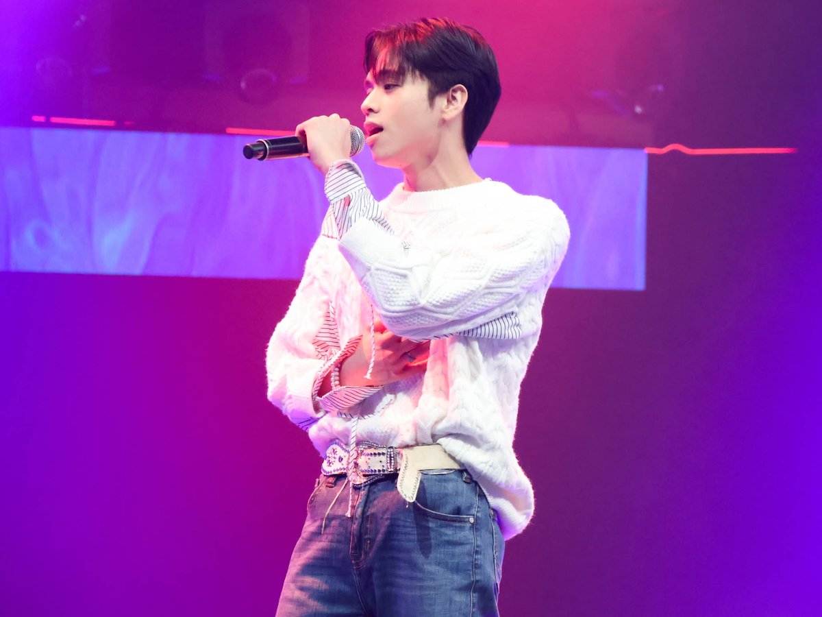 It's a just picture, but you can feel him seranading everyone with his voice🎶🎵🎶🎵

🔗facebook.com/share/p/1DQWmC…

HORI7ON LUNOD SA ALLOUTSUNDAYS

#HORI7ON_AOSMarSobra
#HORI7ON #호라이즌 #LUNOD