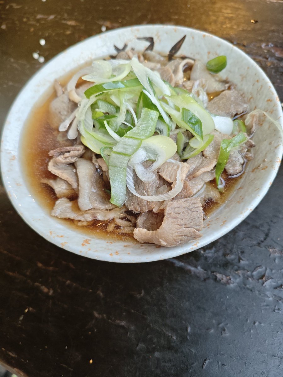 今日のランチ？　南天　肉そば
椎名町駅から徒歩数秒にある蕎麦屋さん　
濃いめの汁に大量の豚肉　コレで550円とか信じられない
自宅付近にもこんなお店ほしいなあ、、
利用客はおじさんだけかと思いきや、部活帰りの女学生や高齢の女性お一人も食べていたので老若男女に親しまれてるんだなと思った
