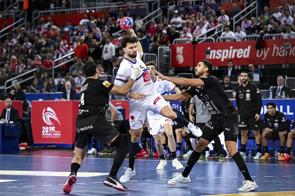 HandNewsfr's tweet photo. 🇨🇵 #EDF 

💬 Son absence à l'Euro, la démission de Guillaume Gille, la nomination de Talant Dujshebaev...Nedim Remili 🇨🇵 s'est confié à @HandNewsfr ! 👀
https://t.co/Zv8VqMiD2r https://t.co/e3PeenhydP