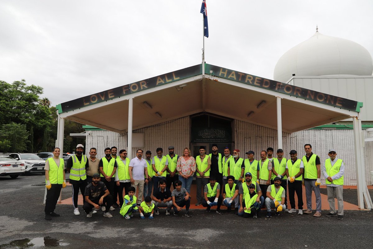NoorMosque's tweet photo. "Cleanliness is part of Faith"

Thank you to the Volunteers who visited the Clean Up Australia Day Noor Mosque Site.

#CleanUpAustralia #Environment https://t.co/yhFU9N7aPo