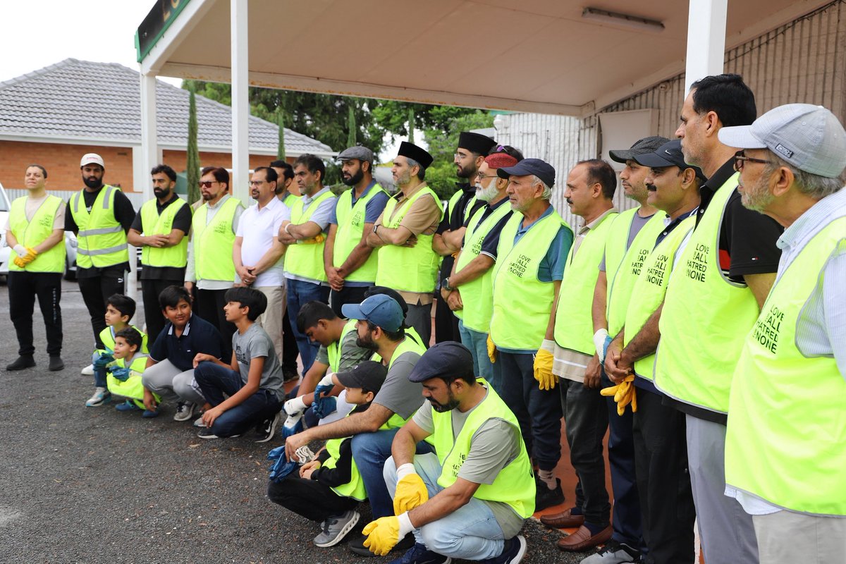 NoorMosque's tweet photo. "Cleanliness is part of Faith"

Thank you to the Volunteers who visited the Clean Up Australia Day Noor Mosque Site.

#CleanUpAustralia #Environment https://t.co/yhFU9N7aPo