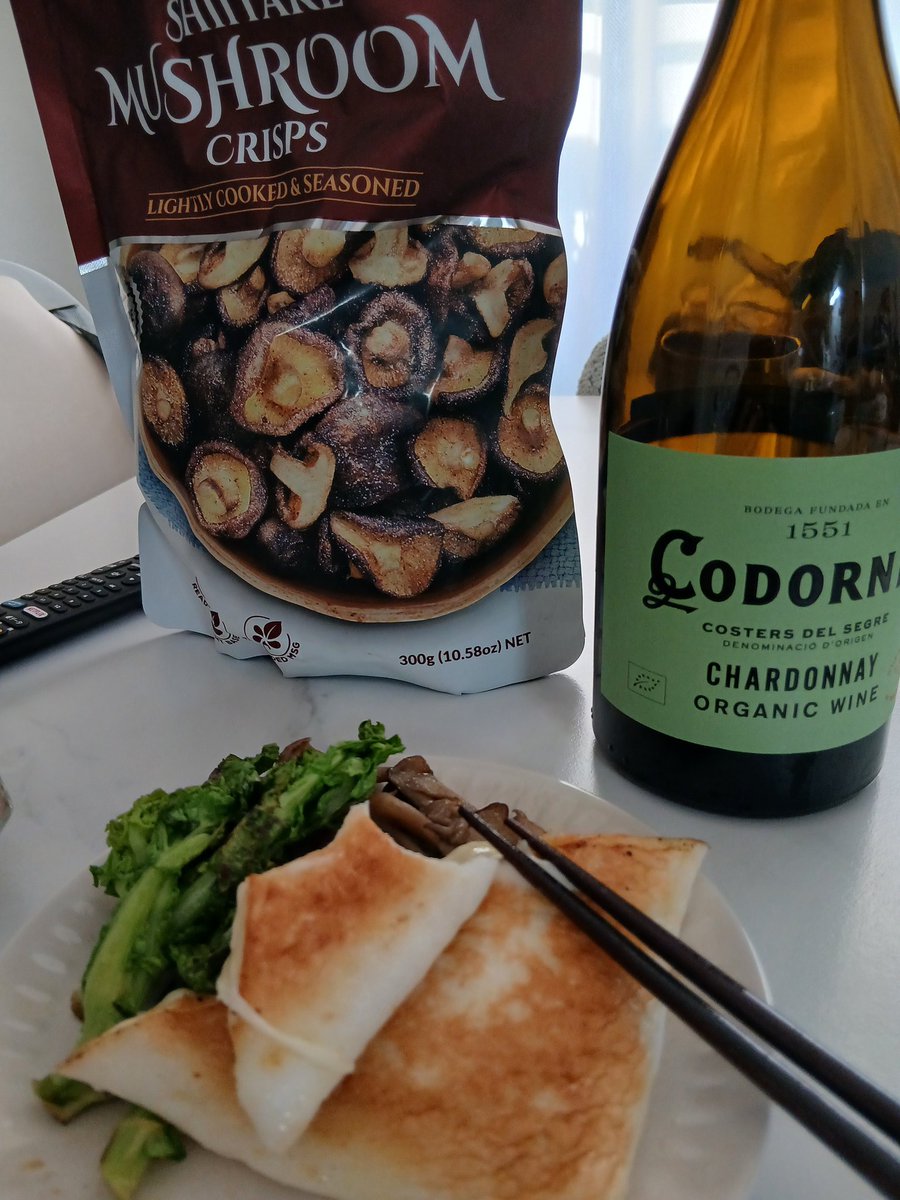 hamideruanko34's tweet photo. #コストコ
#ワイン
#CODORNIU

今お安くて前情報のいい白ワイン購入してみた。微炭酸を感じるところが個人的に残念だけど美味しい！

舞茸バターソテー
椎茸マッシュルームクリスプに
めちゃくちゃ合う✨️ https://t.co/NsvAtUAjGa