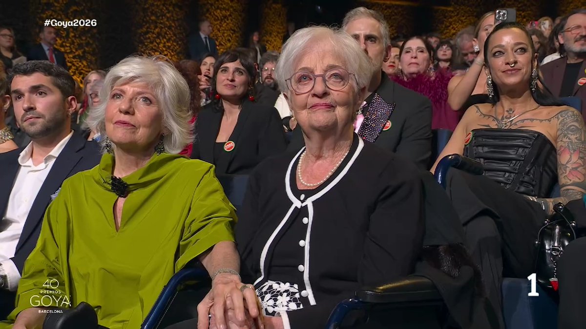 DoblatgeCatala's tweet photo. L’actriu de doblatge Maria Lluïsa Solà va ser homenatjada, ara sí, als Premis Goya.

Veu en català i castellà de Sigourney Weaver, també és la veu habitual de Susan Sarandon, Goya Internacional, que va semblar descobrir en aquell moment que la tenia asseguda al costat. https://t.co/uJERi8nkqY