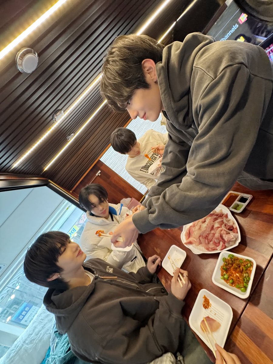 ถึงลูกไม่ใช่สายเลือดในอก
แม่ขอฟูมฟกดั่งดวงกมล
ลูกจ๋าอย่าออกไปเที่ยวซุกซน
ทุกแห่งหนล้วนอันตราย