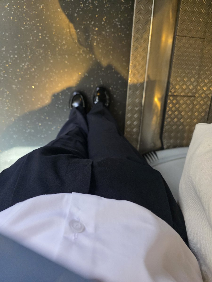 1 ปี มี 365 วัน ทำไมอุนยายต้องมีสอบวันเดียวกันกับ polca fam meeting อุนยายรีบออกจากห้องสอบ กำลังไปหาป่ะป๊า พ่อพ่อ &amp; ซัง นะงับ  เจอกันน้า 
💙🩷
🐋🐻‍❄️

TAYNEWPOLCASAN FAMILY TIME D2
#PolcaFamMeetingD2
#เตนิว #POLCASAN  #ยัยซัง