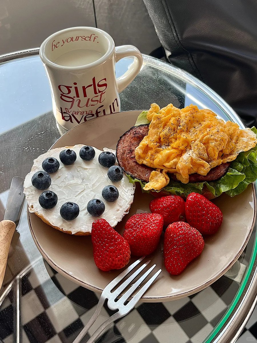 Tyra12102's tweet photo. Eat, drink, and be merry! 🍔 https://t.co/Wu1t2W4ztx