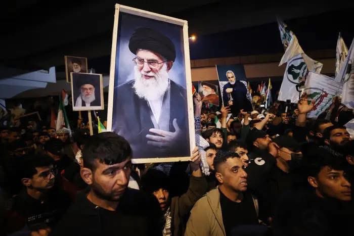 Change7net's tweet photo. 🚨 INFO | La TV d’État iranienne confirme la mort d’Ali Khamenei dans les frappes américano-israéliennes.
👉 Pakpour &amp; Ali Shamkhani aussi tués.
👉 +200 morts en Iran selon premiers bilans.
Aucune victime US signalée pour l’instant.
L’Iran promet une offensive féroce en réponse. https://t.co/GvlemJThnC