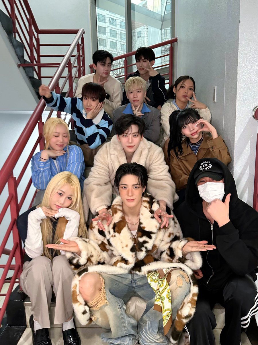 시즈니!! 일주일동안 너무 수고 많았어요~~ 시즈니는 힘들었겠지만 덕분에 첫 주 잘 달렸던 거 같아요 ㅎㅎ
그리고 우리 유닛을 위해 어디서든 열심히 응원해주고 있는거 다 알고 있어요 여러분이 보내주신 응원에 보답할수 있게 다음주 활동도 달려보겠습니다~ 오늘 푹 쉬고 담주에 다시만나요!!