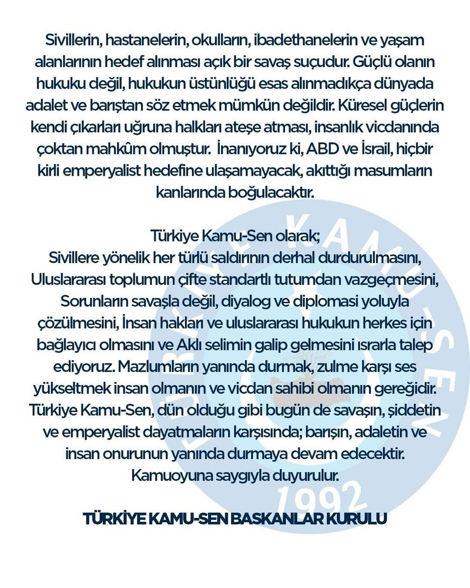 ttosgm's tweet photo. Emperyalist Dayatmalara Karşıyız! 

Türkiye Kamu-Sen olarak; Amerika Birleşik Devletleri ve İsrail’in İran’a karşı başlattığı askeri saldırıları, özellikle sivilleri hedef alan ve masum insanların hayatını hiçe sayan uygulamaları şiddet ve nefretle kınıyoruz.

Kendisini dünyanın sahibi ve hâkimi gibi gören ülkelerin, hiçbir değerle bağdaşmayan, diğer ülke ve halkların yaşama hakkına karşı gösterdiği bu hayasızlığın insanlık adına kabul edilmesi mümkün değildir. Bu çerçevede ABD ve İsrail’in dünyayı dizayn etme ve emperyalist emellerini gerçekleştirme planları bölgemizi bir kan gölüne çevirmekte, istikrarsızlığıyaygınlaştırmaktadır. 

Devletlerin egemenlik haklarını, uluslararası hukuku ve evrensel insan haklarını yok sayan bu saldırılar; yalnızca bölgesel barışı değil tüm dünyayı tehdit eden tehlikeli bir sürecin kapısını aralamaktadır. Savaşın kazananı olmaz. Bombaların altında can veren çocuklar, yerle bir edilen şehirler ve göçe zorlanan milyonlar, bu kirli hesapların en acı bedelini ödemektedir.

Ramazan’ın manevi iklimini en derin şekilde hissettiğimiz bu mübarek ayda, gerek ABD ve İsrail’in müzakerelerin sonucunu beklemeden başlattığı ve insani değerleri ayaklar altına alan saldırıları gerekse İran’ın çatışmanın dışında kalan ülkelere karşı saldırıları kabul edilemez. Bu tutumlar bolgedeateşi körüklemek ve çatışmaları siddetlendirmek dışında bir sonuç doğurmayacaktır. 

Sivillerin, hastanelerin, okulların, ibadethanelerin ve yaşam alanlarının hedef alınması açık bir savaş suçudur. Güçlü olanın hukuku değil, hukukun üstünlüğü esas alınmadıkça dünyada adalet ve barıştan söz etmek mümkün değildir. Küresel güçlerin kendi çıkarları uğruna halkları ateşe atması, insanlık vicdanında çoktan mahkûm olmuştur.  İnanıyoruz ki, ABD ve İsrail, hiçbir kirli emperyalist hedefine ulaşamayacak, akıttığı masumların kanlarında boğulacaktır. 

Türkiye Kamu-Sen olarak;
Sivillere yönelik her türlü saldırının derhal durdurulmasını,
Uluslararası toplumun çifte standartlı tutumdan vazgeçmesini,
Sorunların savaşla değil, diyalog ve diplomasi yoluyla çözülmesini,
İnsan hakları ve uluslararası hukukun herkes için bağlayıcı olmasını ve 
Aklı selimin galip gelmesini 
ısrarla talep ediyoruz.

Mazlumların yanında durmak, zulme karşı ses yükseltmek insan olmanın ve vicdan sahibi olmanın gereğidir. Türkiye Kamu-Sen, dün olduğu gibi bugün de savaşın, şiddetin ve emperyalist dayatmaların karşısında; barışın, adaletin ve insan onurunun yanında durmaya devam edecektir.

Kamuoyuna saygıyla duyurulur.

TÜRKİYE KAMU-SEN BASKANLAR KURULU