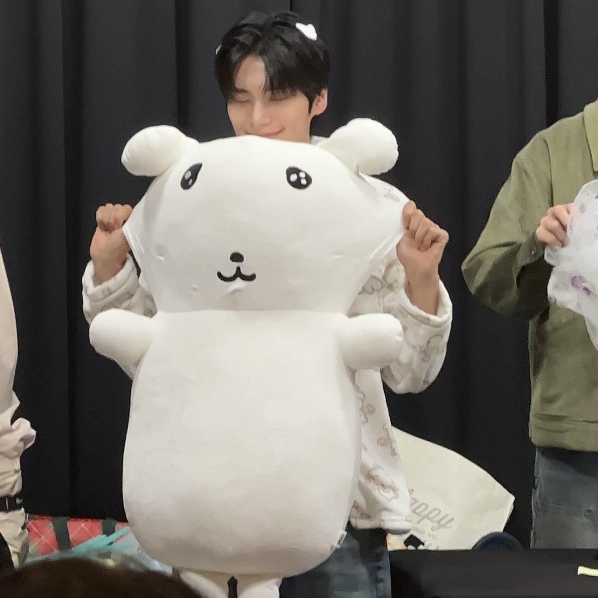 smileydaims's tweet photo. happy birthday hanbin x
stay yourself and remember you are loved; today and everyday
hope you get to eat a good cake ๐
#SpringBeginsWithHanbin
#HAPPYHANBINDAY
#ํ๋น_๋์์ผ์์ ํ์ถํํด์ผ๊ฒ ์ง
#์์๋์ด_์ค๋ฌผ๋ค์ฏ์ด_์ด๋ธ์ด๋ค_์ ๋ฅ์ด https://t.co/U8p84r5kfU