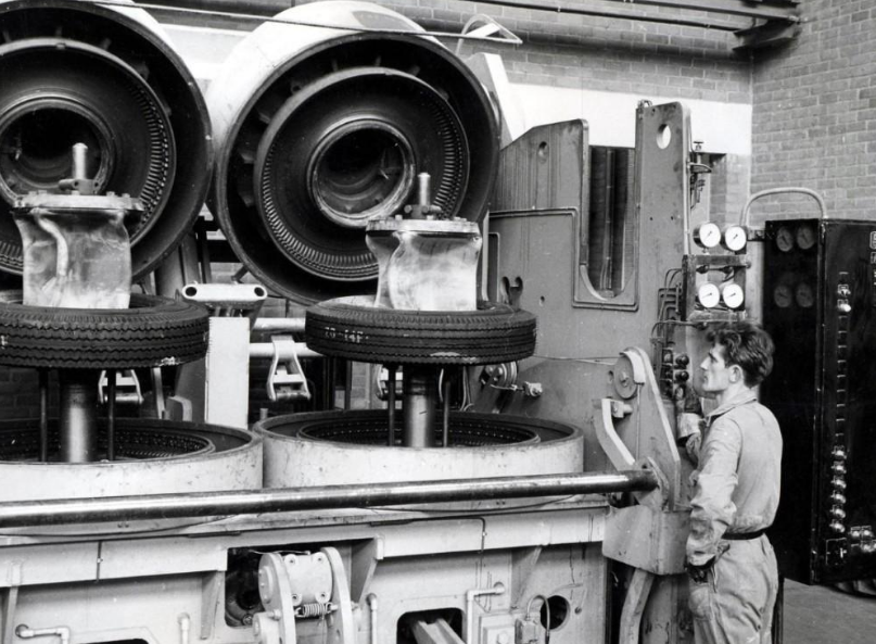 ETAuto's tweet image. 🛞History of tyres: How wheels made from wood have evolved into the sensor-laden smart tyres of today🛞

Read at:
auto.economictimes.indiatimes.com/news/tyres/fro…

@apollotyres 
#tyre #tyreevolution #tyreindustry #ApolloTyres #ETAuto