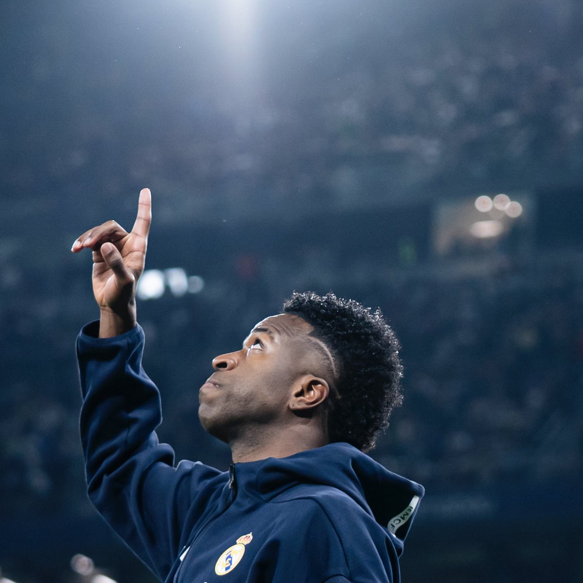 🚨 "𝗣𝗟𝗨𝗦 𝗤𝗨𝗘 𝗝𝗔𝗠𝗔𝗜𝗦" le renouvellement de contrat de Vinicius 🇧🇷 est à l’ordre du jour ! 🤍

Le Real Madrid reconnaît que le joueur a fait preuve d'une 𝗙𝗢𝗥𝗖𝗘 𝗘𝗫𝗧𝗥𝗔𝗢𝗥𝗗𝗜𝗡𝗔𝗜𝗥𝗘 en n'abandonnant jamais. 💪

Au moment où Vini était au plus bas et avec