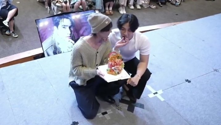 tusen_stjerner's tweet photo. Earth just casually feeding Mix the fruit in front of the fans 😭😭
#EarthTheaterOfLove
#ExploreOurTheEarth2026 https://t.co/oV1WsaHMMi