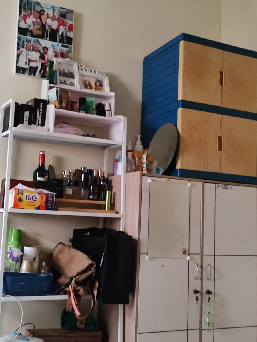 Lemari ditumpuk gini gpp kan yah?
Taruh dilantai bikin sempit😭