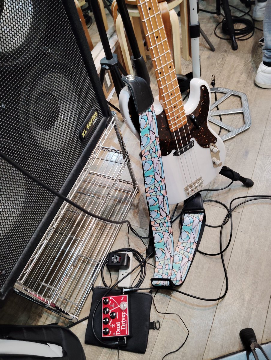 今日こそジャズべ持ってこようと思ったけど、プレベ持ってきた図

しかも54年スタイル_(:3」∠)_