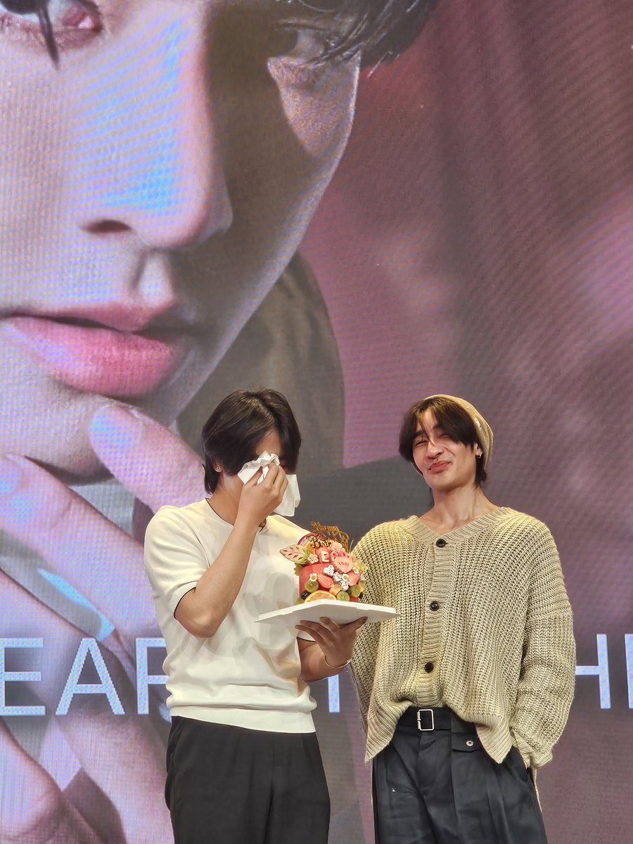 น้ำตาไหลไม่หยุด 😭

#EarthTheaterOfLove
#ExploreOurTheEarth2026
