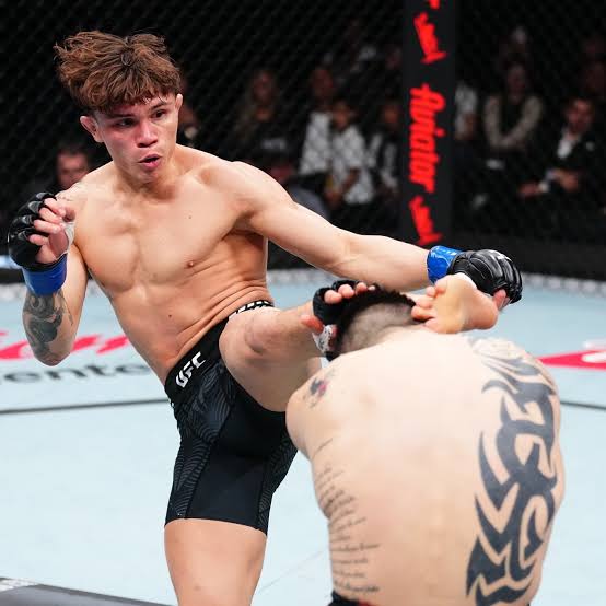 FightFanatic_'s tweet image. 10 months ago, Ilia Topuria said:

“There’s a kid coming up at 125. He fought on the last London PPV. Last name Kavanagh. He’s going to be a problem in that division.”

Today, Lone’er Kavanagh just won his first main event on the road… against Brandon Moreno, on short notice.