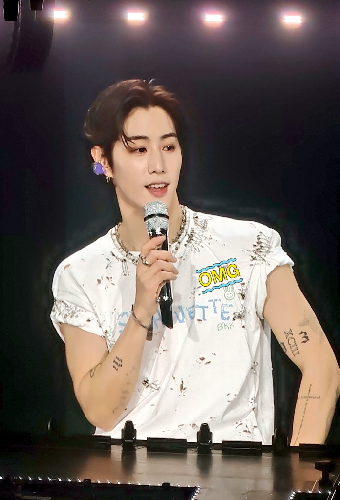 หล่อแทบหมดสติ😝

#MarkTuanFanconBKK2026
#MarkTuanTheShapeOfYou_BKKD1 #marktuan