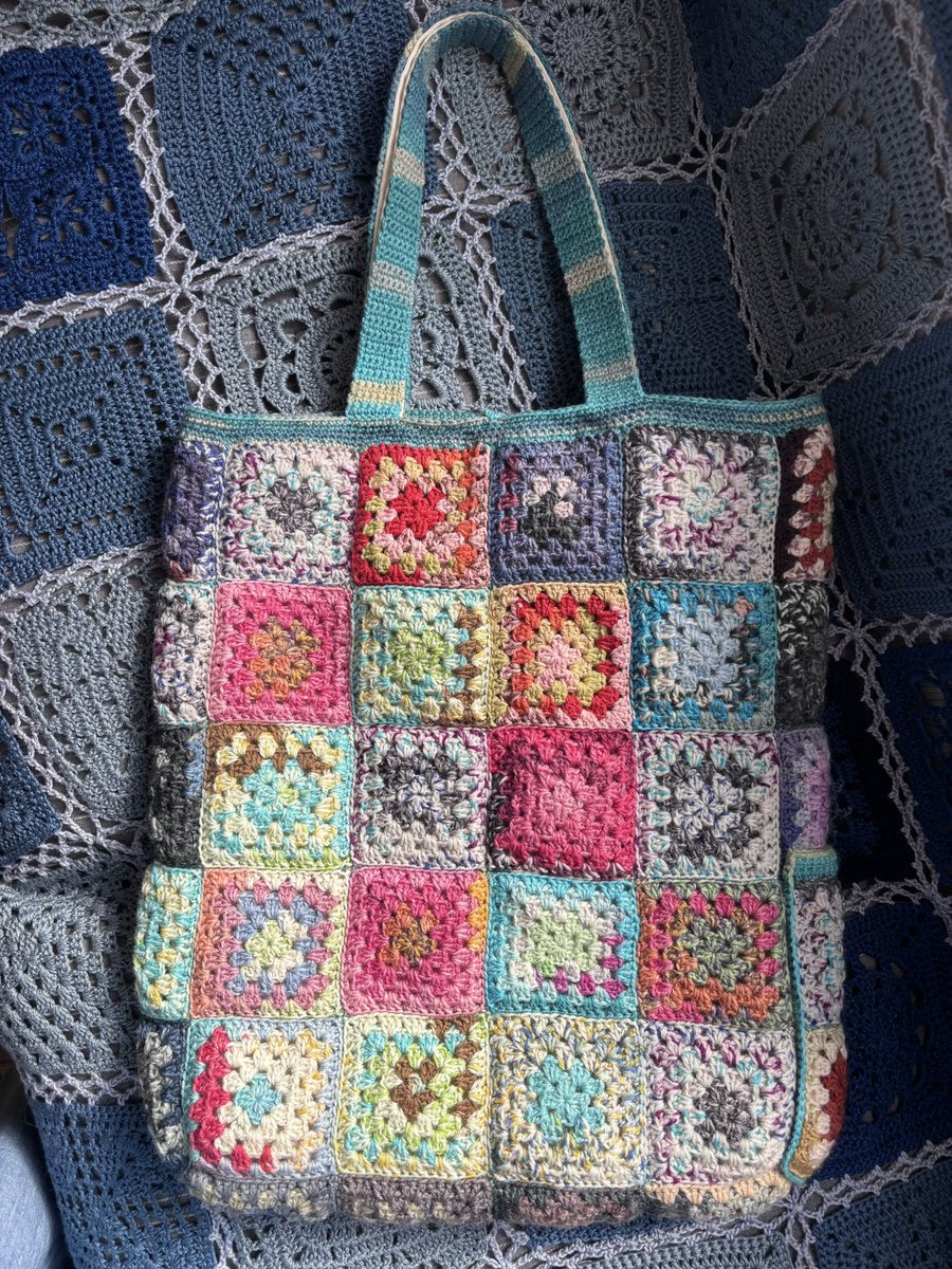 miki_nayu's tweet image. グラニースクエアのバッグ完成✨👏靴下の残り糸とは思えん可愛さ❣️

モチーフを並べてる時は、ちょっと派手すぎひん？と感じてたけど、全然大丈夫👍

これで、色々作りたくなってきちゃった

ついでに野呂さん残り糸でくまブローチ🐻ྀིこれまた可愛いくて堪らん💕

#編み記録
#グラニースクエア 
#OPAL