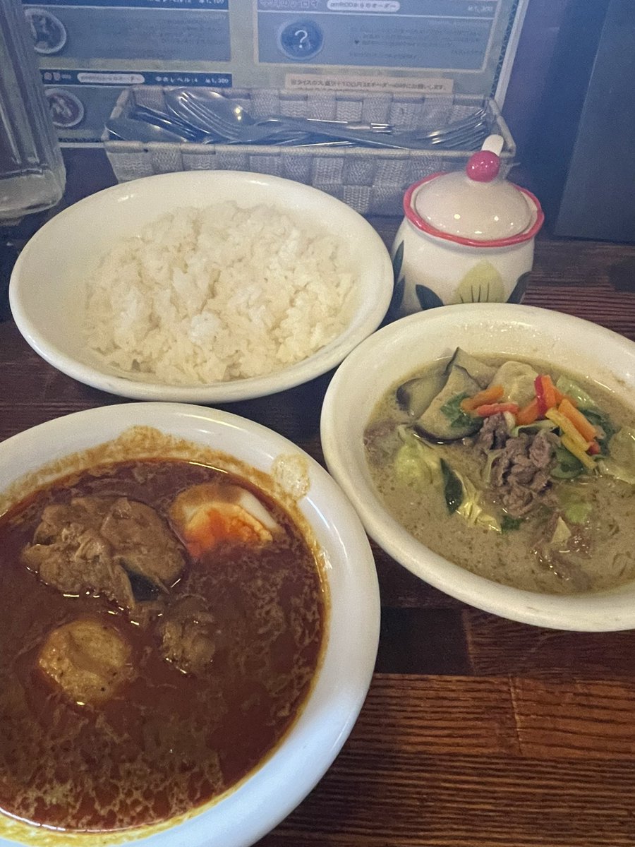 駒沢 タイカリー ピキヌー
チキンカリー、グリーンカリー

今日はチキンとグリーン。グリーンカリーは初めて。辛くないのにスパイシー！野菜の旨みが深い。美味しい！

#タイカリー
#スパイスカレー
#駒沢公園
#駒澤大学