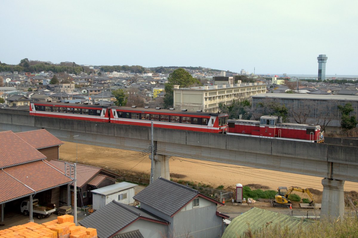 momoura_ed75's tweet photo. 3/1 DL急行「大洗エメラルド号」
KRD5号機牽引によるツアー団臨が大洗鹿島線の大洗から鹿島臨港線の神栖、更に奥野谷浜まで運転。
前回は機関不調によりKRD64に変更となったが、今回は満を持してKRD5が登板…！
気合入れて撮り追ってきました☆ https://t.co/6Cbl4X8k7D