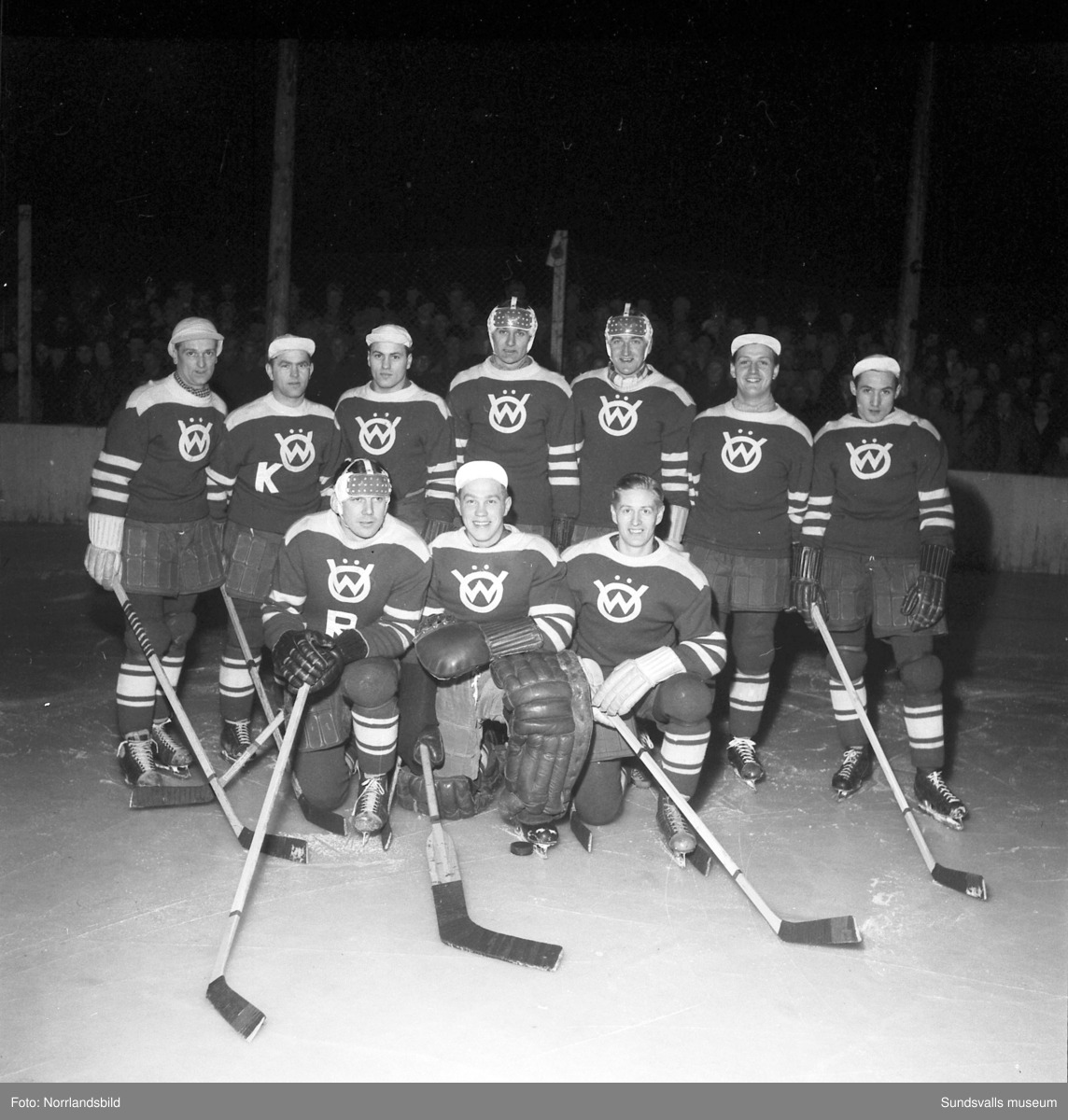 Våra hjältars vägg - På torsdag hängs de första tavlorna på den sista väggen i historievandringen.   

🗣️ – Timrå IK är byggt av människor som har gett mer än bara sin tid och sin talang. De har gett sitt hjärta. ”Våra hjältars vägg” är vårt sätt att visa tacksamhet och att