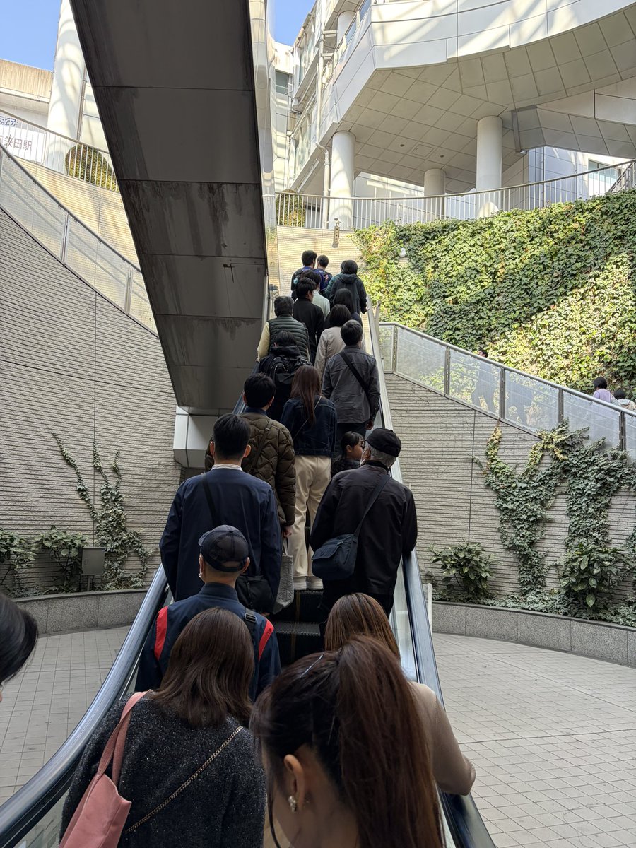 sakiyamayu's tweet photo. 名古屋、みんなが当たり前のように2列でエスカレーターに乗る最高の街…住みたい… https://t.co/lFhhSEveYE