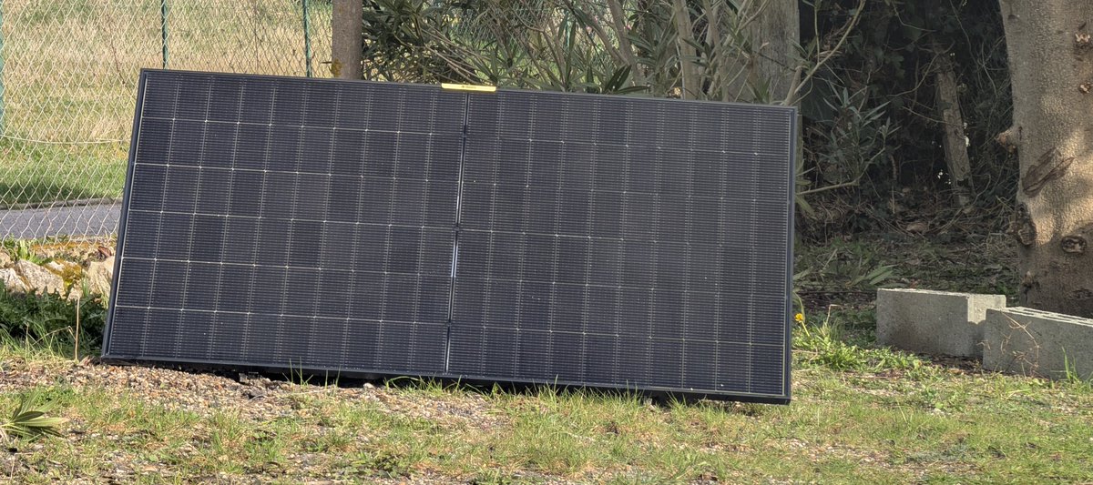 theopp94's tweet image. Test d'un Kit #Beem parce qu'il y avait soldes + remise supplémentaire avec un code promo. Ce petit panneau 500Wc est pas mal ! Il fait nuageux mais plein sud il est à 30 / 40% de capa. A suivre avec l'arrivée des beaux jours. ☀️ #BeemEnergy #Solaire #PlugAndPlay