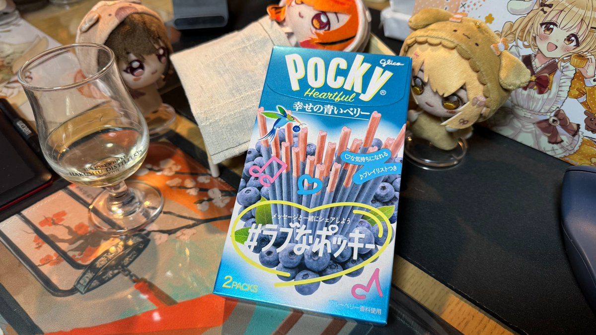 さらには青いポッキーくくたそ好きそうだよな…！ って買ってきて置いて