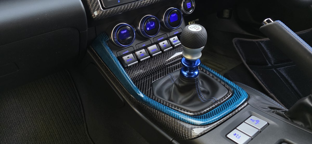 LIBERAL_CORP_'s tweet photo. SUBARU ZD8の内装のご用命を頂きました😉今回はブラックカーボンを基調に、縁をブルーカーボンにて製作♪
差し色はパーツ単体すべてではなくても、塗分けの感覚でカラーカーボンを差し込むことも可能です👌
芸の細かい、職人技を体験してください~い♪
#LS1 #CARBONS #SUBARU #BRZ #カーボン加工 https://t.co/CzjUg5Rh5Z