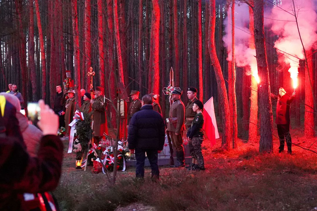 "Szukali światła w mroczne dni, przed Bogiem tylko chyląc kark. Pośród klęczących dumnie szli, w pogardzie mając każdy targ."
Fotografia pochodzi z wczorajszej Pielgrzymki Patriotyczna ku czci Żołnierzy Wyklętych do Madonny z Puszczy w Ostrowach Tuszowskich.