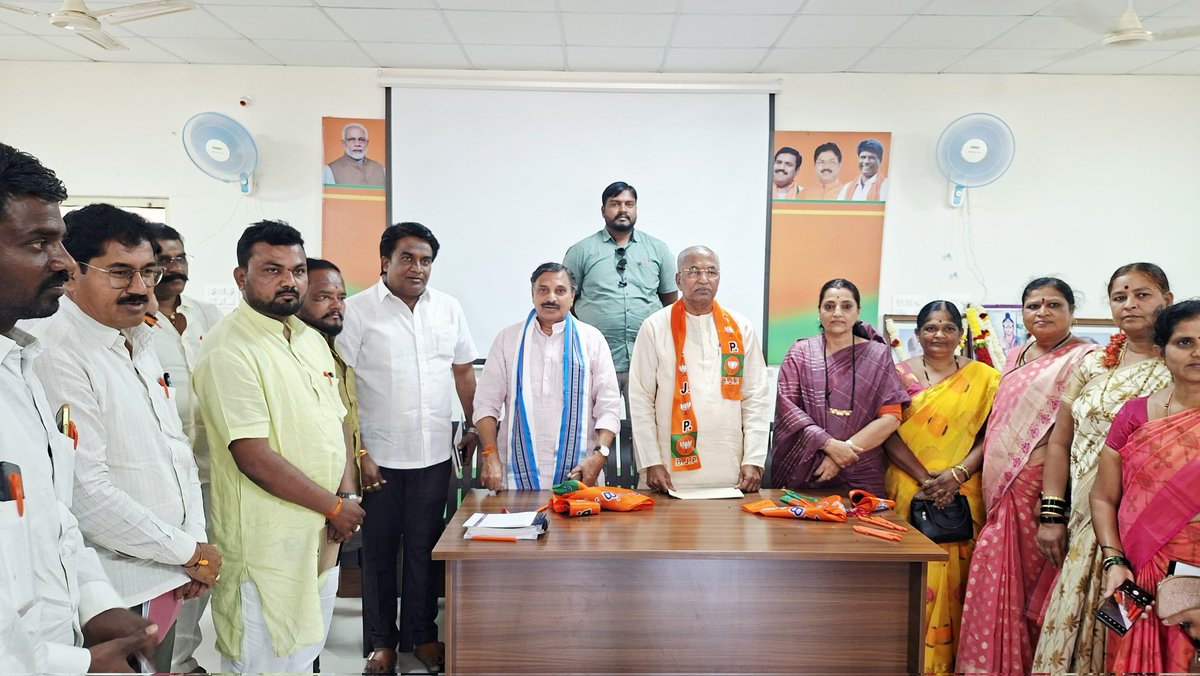 ಇಂದು ಭಾರತೀಯ ಜನತಾ ಪಾರ್ಟಿ ಬಾಗಲಕೋಟೆ ಜಿಲ್ಲಾ ಕಾರ್ಯಾಲಯದಲ್ಲಿ ನಡೆದ ಪ್ರಶಿಕ್ಷಣ ವರ್ಗ ಜಿಲ್ಲಾ ಮಟ್ಟದ  ಪೂರ್ವಭಾವಿ ವಿಶೇಷ ಸಭೆಯಲ್ಲಿ ಭಾಗವಹಿಸಿದೆನು.

ಈ ಸಂದರ್ಭದಲ್ಲಿ ವಿಧಾನ ಪರಿಷತ್ತಿನ ಸದಸ್ಯರಾದ ಶ್ರೀ ಪಿ.ಎಚ್.ಪೂಜಾರ, ಜಿಲ್ಲಾ ಪದಾಧಿಕಾರಿಗಳು, ಮಂಡಳ ಅಧ್ಯಕ್ಷರು, ಪ್ರಧಾನ ಕಾರ್ಯದರ್ಶಿಗಳು , ಎಲ್ಲಾ ಮೋರ್ಚಾ ಅಧ್ಯಕ್ಷರು, ಪ್ರಧಾನ