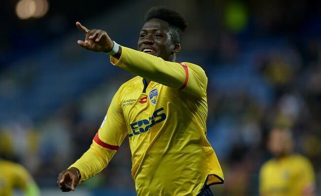 Footballdayy10's tweet photo. #Décla 🎙️: Ibrahima Konaté 🇫🇷:

« Quand je suis parti à Sochaux à 15 ans en 2014, mon père ne m’a demandé qu’une seule chose : “𝗗𝗘𝗩𝗜𝗘𝗡𝗦 𝗤𝗨𝗘𝗟𝗤𝗨’𝗨𝗡 𝗗𝗘 𝗕𝗜𝗘𝗡.”

Trois ans plus tard, lorsque j’ai quitté le centre de formation, j’ai reçu des messages de plusieurs encadrants.

L’un d’eux s’appelait Farid. Il m’a écrit :

“𝗜𝗯𝗿𝗮, 𝗷𝗲 𝘃𝗼𝘂𝗹𝗮𝗶𝘀 𝗷𝘂𝘀𝘁𝗲 𝘁𝗲 𝗿𝗲𝗺𝗲𝗿𝗰𝗶𝗲𝗿. Ça fait vingt ans que je fais ce métier et je n’ai jamais vu quelqu’un comme toi. Je te souhaite le meilleur pour la suite de ta carrière.”

Ce sont le genre de messages qui font battre le cœur ! 𝗝’𝗘𝗡 𝗔𝗜 𝗙𝗔𝗜𝗧 𝗨𝗡𝗘 𝗖𝗔𝗣𝗧𝗨𝗥𝗘 𝗗’𝗘́𝗖𝗥𝗔𝗡. Je l’ai gardée, parce que j’ai accompli la mission que mon père m’avait confiée. » 

(Instagram)