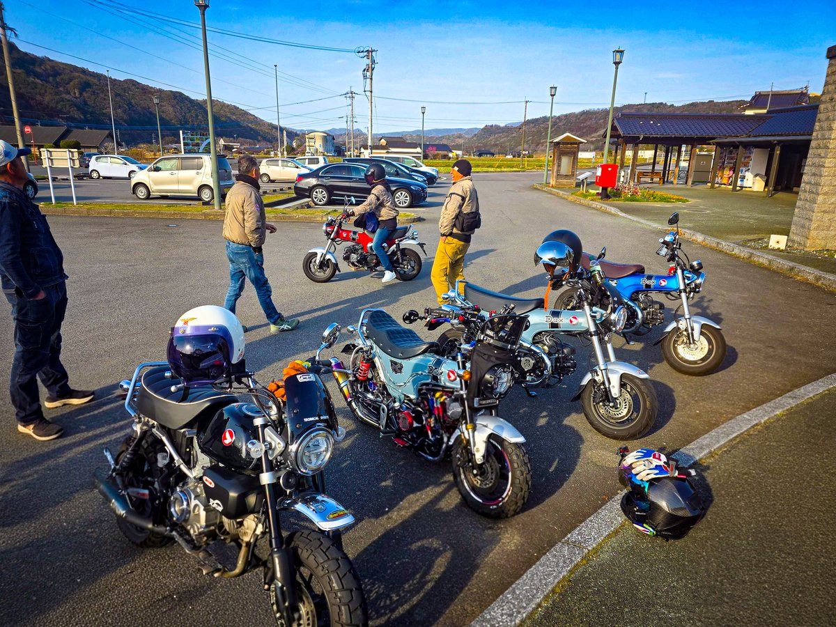 今日は1日子守で、
さっき少しだけ時間出来たから
クラッチの慣らしにいつもの道の駅に行くと、隣町のダックス軍団が😂

他に
モンキー125
ハンターカブ2台

4月12日のイベント
お誘いしました👍

#DAX125
#ダックス125 
#st125 
#ダックス軍団