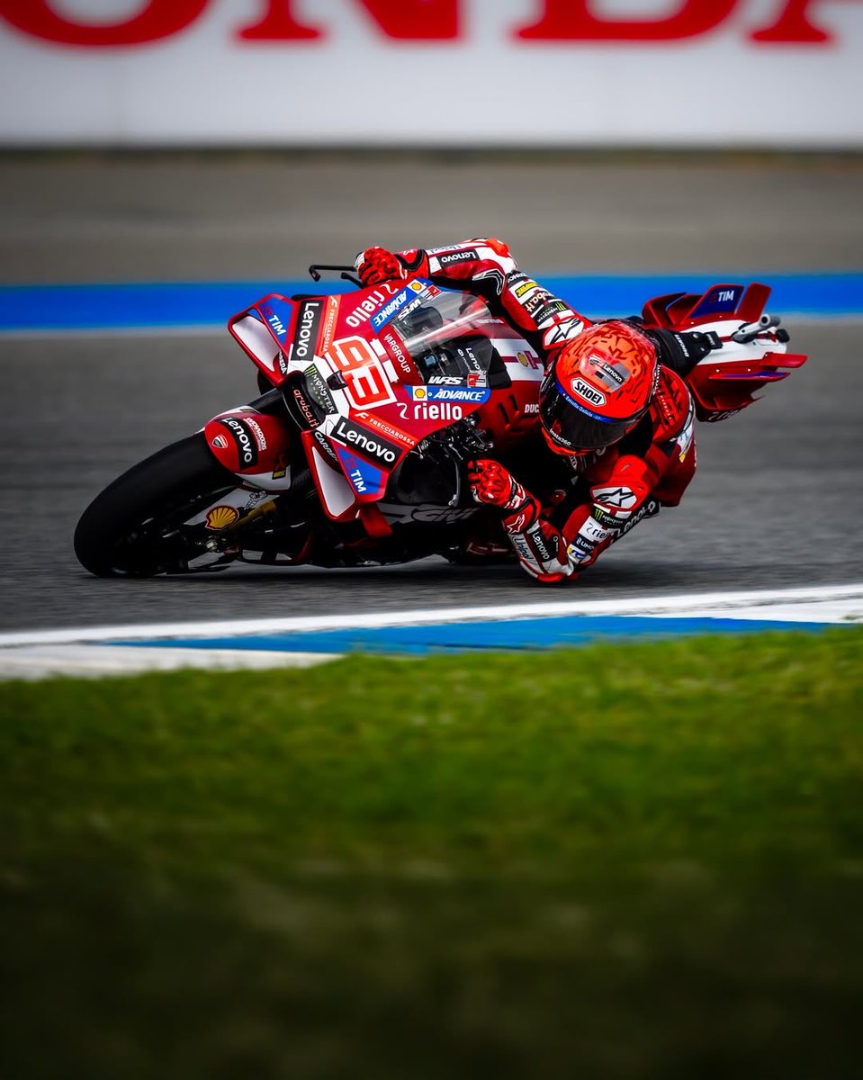 Hay que esperar a ver el rendimiento real de Ducati con otra carcasa.

Pero que solo Marc tuviese hoy opciones -hasta el pinchazo- de quedar algo más allá del top6 que ha hecho Di Giannantonio es preocupante.

#MotoGP #ThaiGP 🇹🇭
