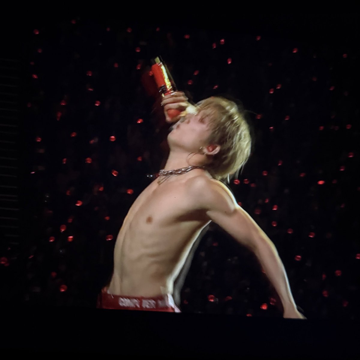 0313x0913's tweet photo. WHAT THE FUCK HE JUST TOOK HIS SHIRT OFF COMPLETELY https://t.co/GPnUiNnNdt