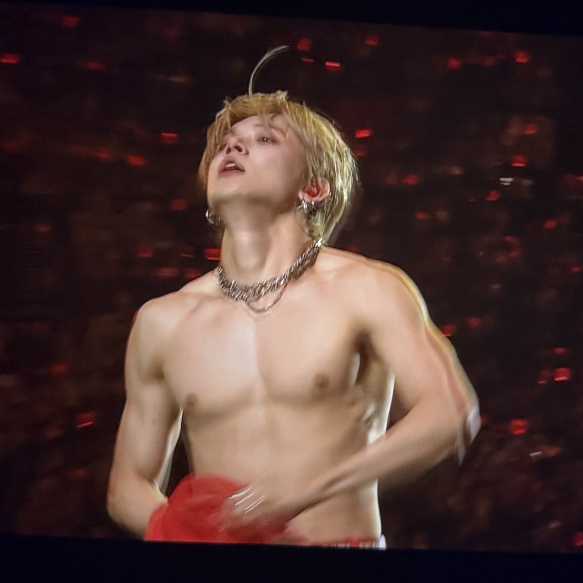 0313x0913's tweet photo. WHAT THE FUCK HE JUST TOOK HIS SHIRT OFF COMPLETELY https://t.co/GPnUiNnNdt