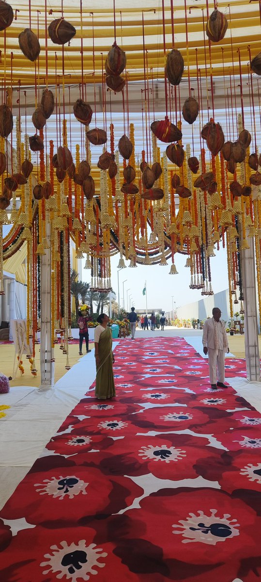 ભારતનું (અને વિશ્વનું) સૌથી મોટું વૃદ્ધાશ્રમ ગુજરાતના રાજકોટ માં જામનગર રોડ પર રામપર ગામ ખાતે બન્યું છે જે સદભાવના વૃદ્ધાશ્રમ  30 એકર જમીનમાં આશરે ₹300 કરોડના ખર્ચે બની રહેલા આ અત્યાધુનિક આશ્રમમાં 5000 થી વધુ નિરાધાર અને વૃદ્ધો માટે 5-સ્ટાર હોટલ જેવી સુવિધાઓ છે  #વૃદ્ધાશ્રમ