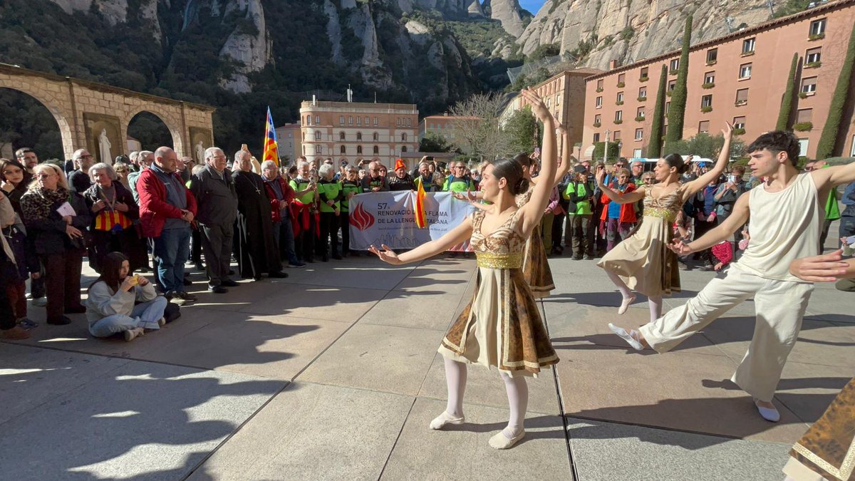 rdexcursionisme's tweet photo. Diumenge passat @rdexcursionisme vam anar a la 57a Renovació de la Flama de la Llengua Catalana, organitzada per la S.E. @centredelectura i @FEEC_cat

@AbMontserrat🕯️
@PNMontserrat 🚞
@ReusDeportiu ⬛🟥
#sommuntanya 🏞️
#somcultura 📖

📸 J. Andreu, B. Cabré, C. Escoda https://t.co/aLVZk5dzp5