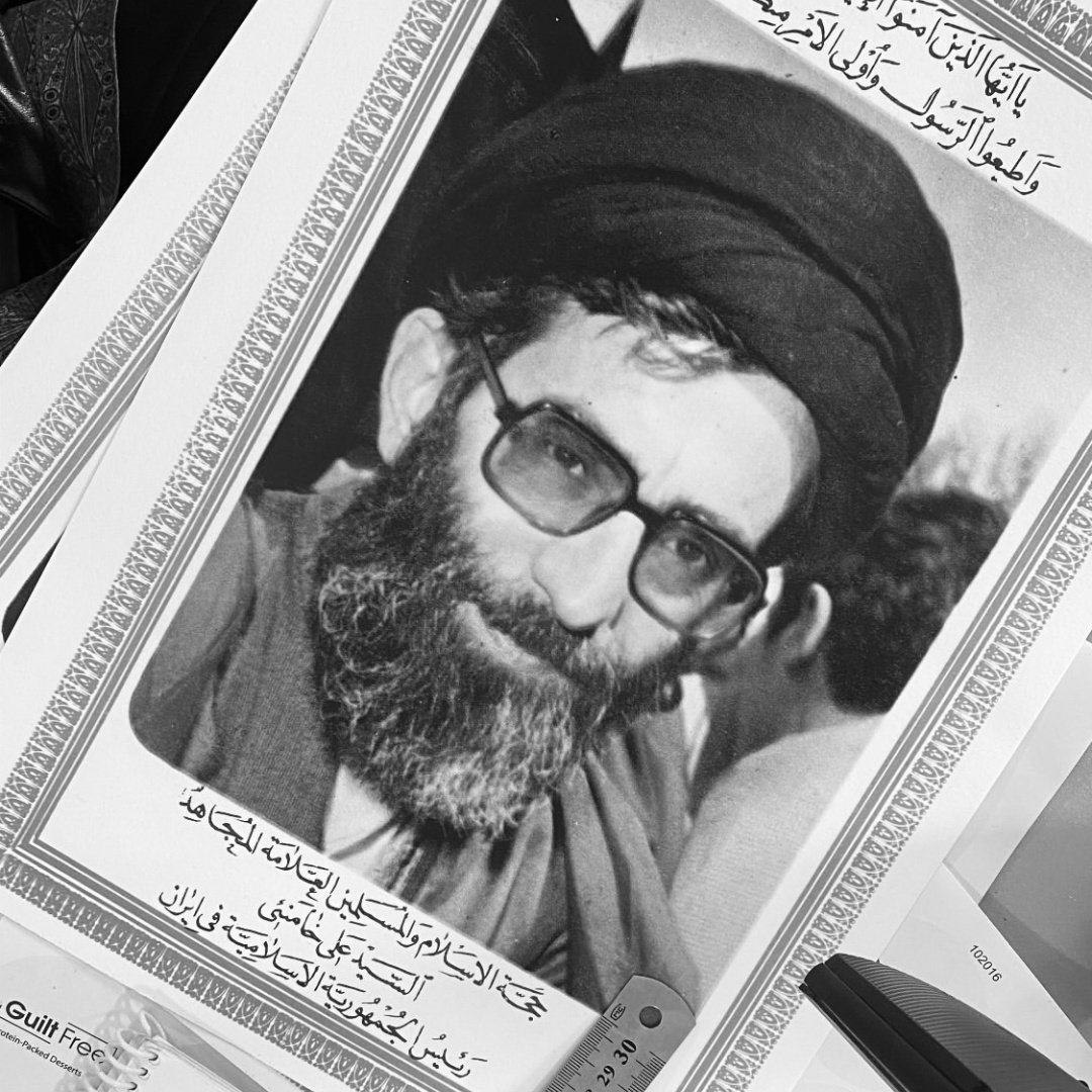 فرار نکرده بود
تا آخرین نفس در جمهوری‌ ماند
و در خیابان فلسطین‌ به شهادت رسید..